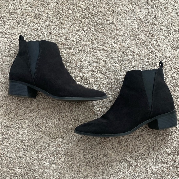 Old Navy Shoes - Women’s Old Navy Faux Suede Booties